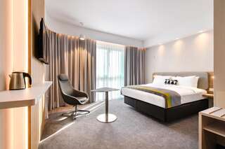 Отель Holiday Inn Express - Rzeszow Airport Ясенка Двухместный номер с 1 кроватью и безбарьерной душевой - Подходит для гостей с ограниченными физическими возможностями-6