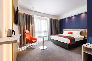 Отель Holiday Inn Express - Rzeszow Airport Ясенка Двухместный номер с 1 кроватью и безбарьерной душевой - Подходит для гостей с ограниченными физическими возможностями-1